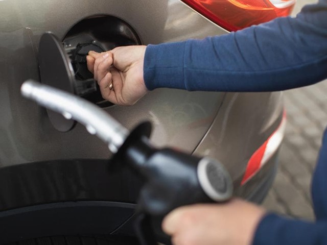 ¿Cuál es la diferencia entre la gasolina sin plomo y la gasolina convencional?